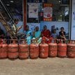 Hindusi ustawiają się w kolejkach po napełnienie pustych butli z gazem płynnym (LPG) w pobliżu biura