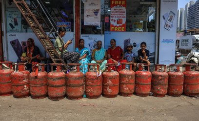 Hindusi ustawiają się w kolejkach po napełnienie pustych butli z gazem płynnym (LPG) w pobliżu biura