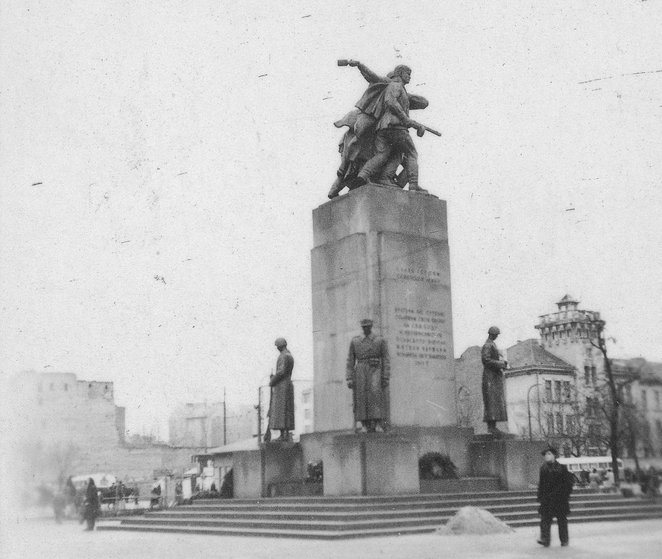 Obok praskiej cerkwi stał do niedawna pomnik oficjalnie zwany pomnikiem braterstwa broni, zaś na co 