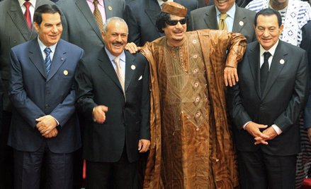 Zdjęcie wykonane w październiku 2010 r. na szczycie afrykańsko-arabskim w libijskiej Syrcie. Od lewe