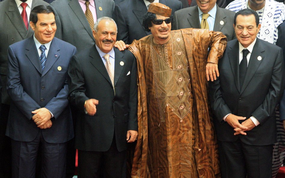 Zdjęcie wykonane w październiku 2010 r. na szczycie afrykańsko-arabskim w libijskiej Syrcie. Od lewe