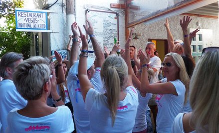 Zabawa w greckich restauracjach to nieodzowny składnik greckiej kultury, z czego korzystają też tury