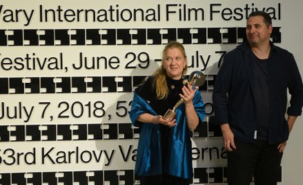 Radu Jude, reżyser „I do not care if I go down in History as Barbarians” i producentka filmu Ada Sol