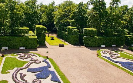 Rozległe ogrody sprzyjają spacerom