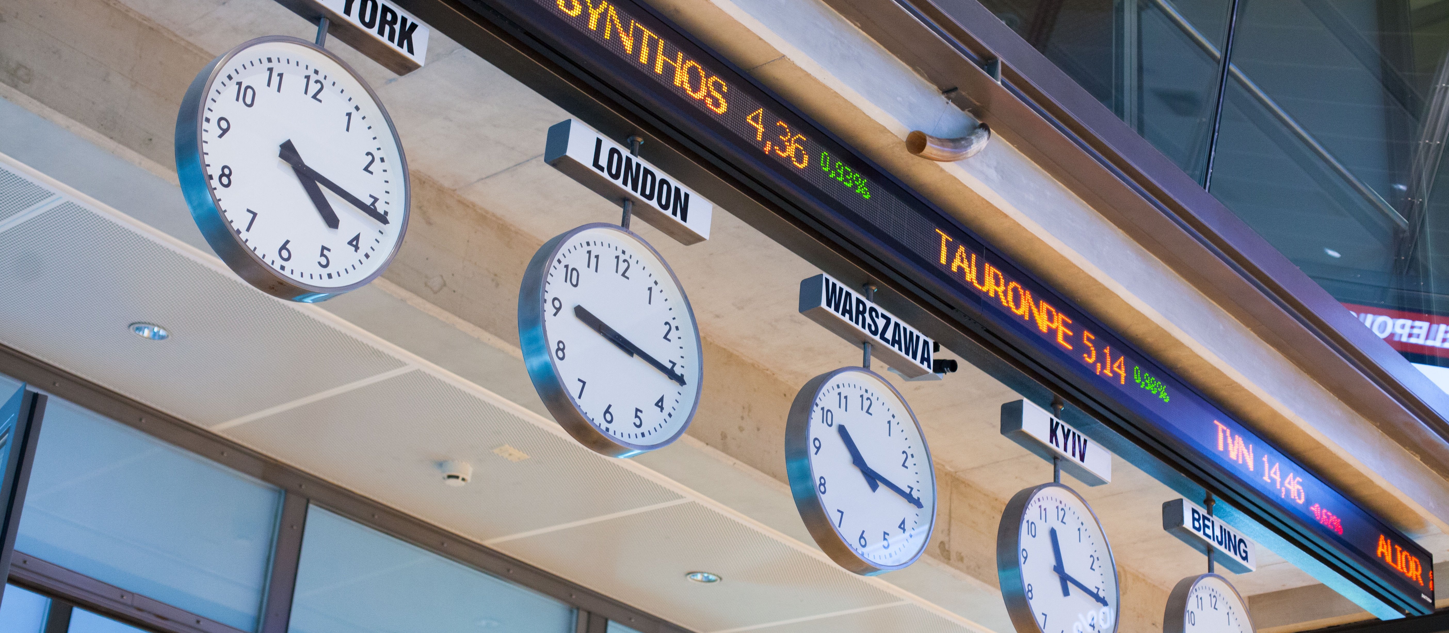 Wall Street czeka na wyniki, Warszawa rośnie po danych z przemysłu