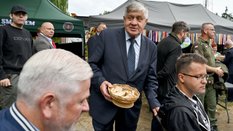 Krzysztof Jurgiel na imprezie dożynkowej Konfederacji Korony Polskiej Grzegorza Brauna
