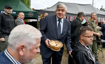 Krzysztof Jurgiel na imprezie dożynkowej Konfederacji Korony Polskiej Grzegorza Brauna