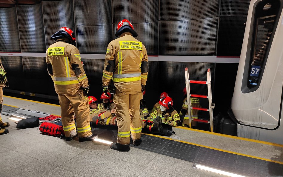 Trzy stacje metra na linii M1 zostały zamknięte