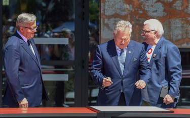 Byli prezydenci na uroczystości w Gdańsku, od lewej: Bronisław Komorowski, Aleksander Kwaśniewski i 