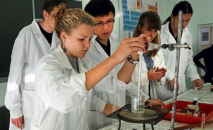 W odkrywaniu zdolności pomagają zajęcia w dobrze wyposażonej pracowni. Na zdjęciu Zespół Szkół przy 