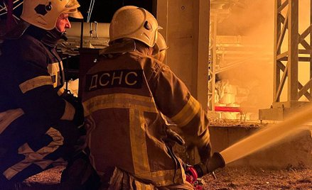 Strażacy gaszą pożar wywołany rosyjskim atakiem na infrastrukturę krytyczną