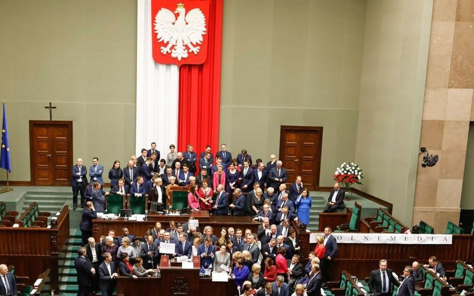 Przez cztery tygodnie w sali obrad Sejmu trwał protest opozycji.