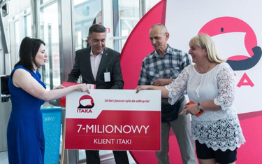 7-milionowego klienta przywitał na lotnisku wiceprezes Itaki Piotr Henicz