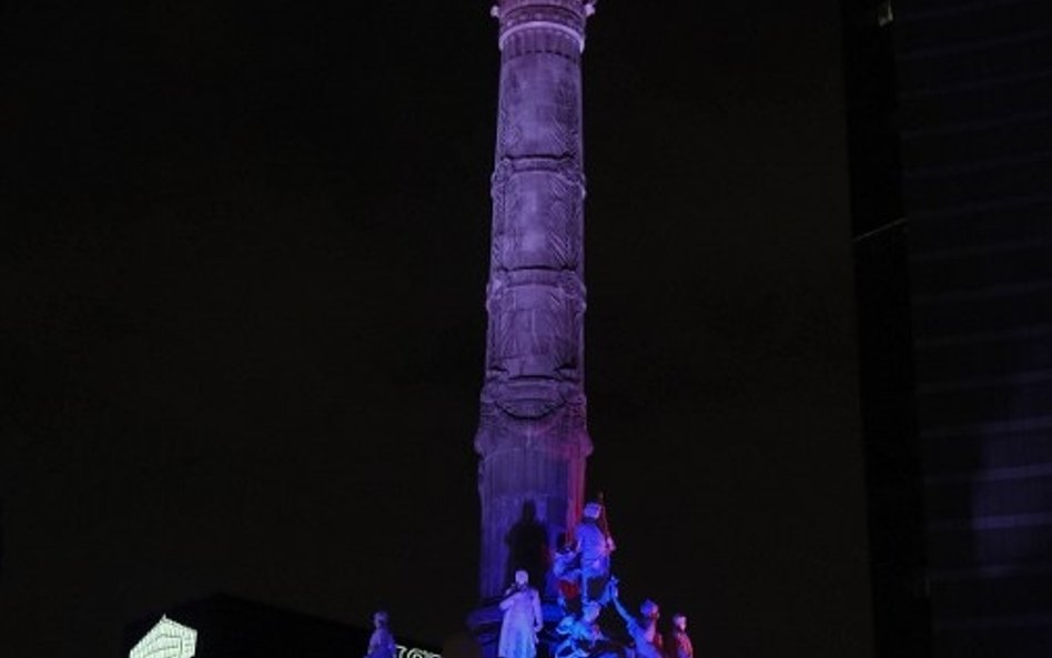 A w Meksyku na niebiesko-biało-czerwono podświetlona była statua Anioła Niepodległości...