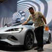 Według BloombergNEF chińscy producenci aut elektrycznych zostali wsparci przez rząd na kwotę sięgają