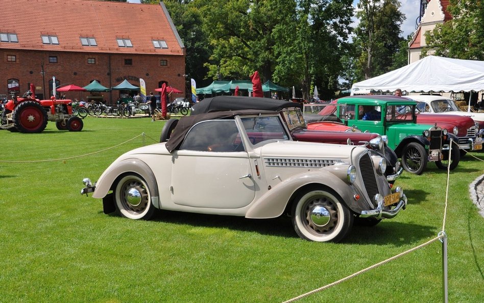 Wystawa zabytkowych pojazdów w Muzeum Motoryzacji Topacz w Ślęzie.