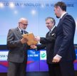 Prof. Marek Rocki, rektor Szkoły Głównej Handlowej w Warszawie, odbiera dyplom za zajęcie I miejsca 