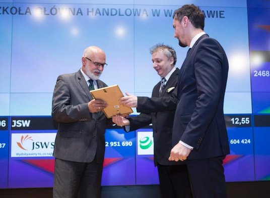 Prof. Marek Rocki, rektor Szkoły Głównej Handlowej w Warszawie, odbiera dyplom za zajęcie I miejsca 