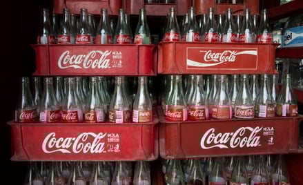 Coca-Cola zachęca do… wyrzucania swoich butelek