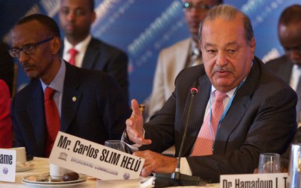 Majątek szacowany na 50 mld dol. Najbogatszy Meksykanin. Honorowy prezes koncernu telekomunikacyjneg