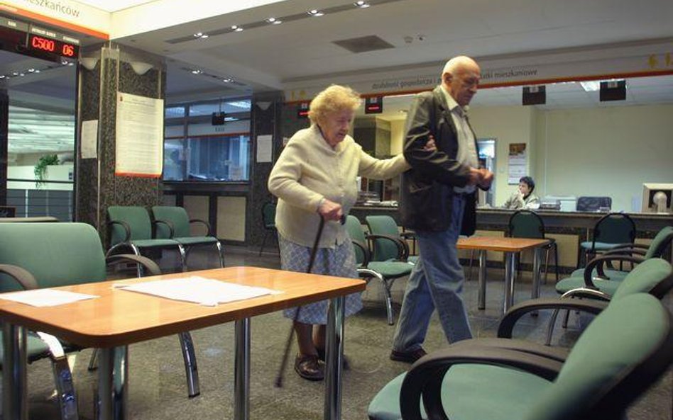 Emeryci w firmach są dyskryminowani