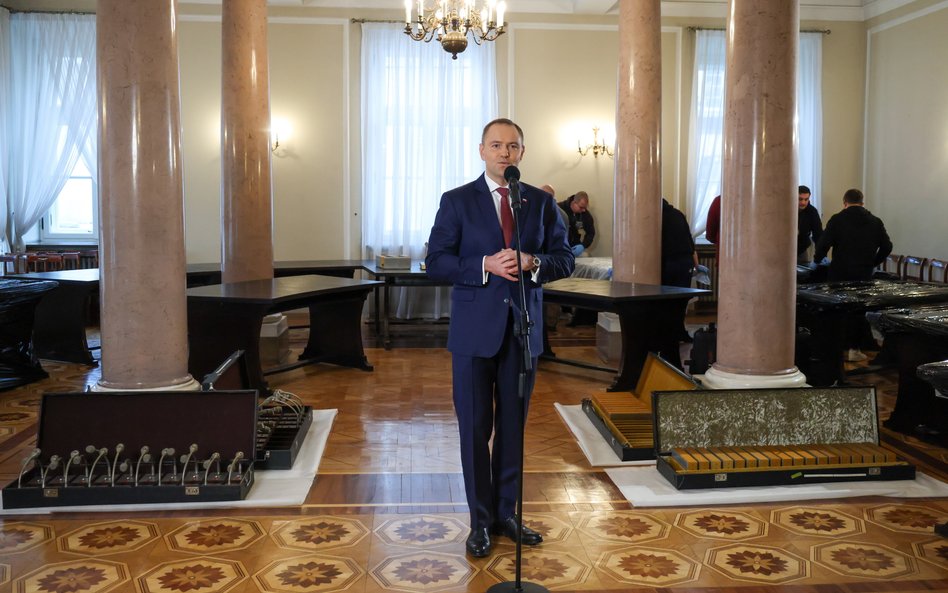 Prezydent RP Karol Nawrocki przemawia podczas demontażu Okrągłego Stołu w Pałacu Prezydenckim w Wars