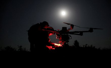 Ukraińscy żołnierze przygotowują ciężki dron bojowy Każan przed lotem nad pozycje wojsk rosyjskich w