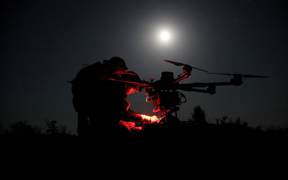 Ukraińscy żołnierze przygotowują ciężki dron bojowy Każan przed lotem nad pozycje wojsk rosyjskich w