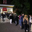 Kolejka przed komisją wyborczą w Krakowie