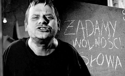Kadr z promującego film „Czarny Czwartek” teledysku Kazika „Ballada o Janku Wiśniewskim”