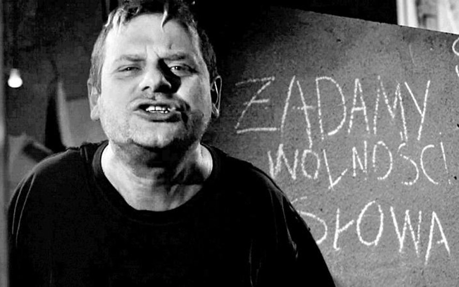 Kadr z promującego film „Czarny Czwartek” teledysku Kazika „Ballada o Janku Wiśniewskim”