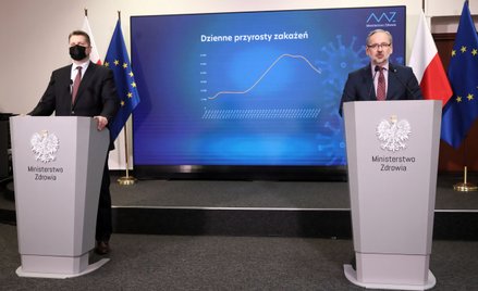 Decyzje ogłosili minister zdrowia Adam Niedzielski (P) i minister edukacji i nauki Przemysław Czarne