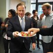 Nykiel poczęstował gości wiosennymi truskawkami