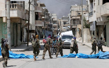 Po zdobyciu Manbidżu kurdyjskie oddziały poszukują niedobitków dżihadystów.