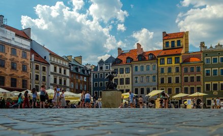 Stare Miasto w Warszawie to jedno z ulubionych miejsc spacerów warszawiaków oraz turystów.
