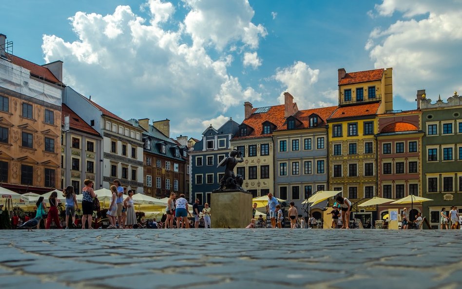 Stare Miasto w Warszawie to jedno z ulubionych miejsc spacerów warszawiaków oraz turystów.