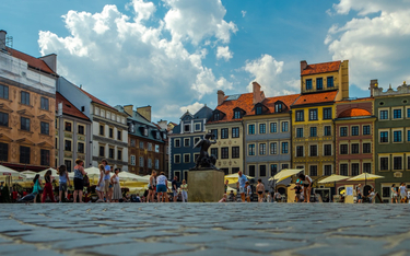 Stare Miasto w Warszawie to jedno z ulubionych miejsc spacerów warszawiaków oraz turystów.