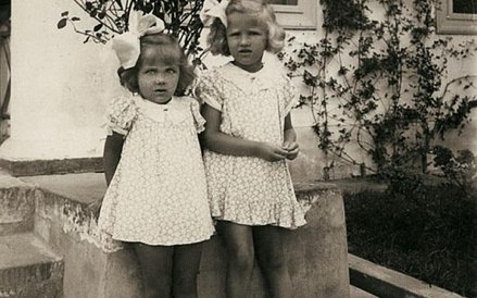 Iza i starsza siostra Renia przed rodzinnym dworkiem w Kamieniu