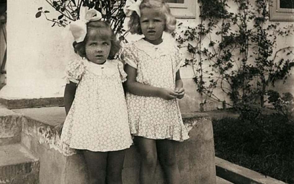Iza i starsza siostra Renia przed rodzinnym dworkiem w Kamieniu
