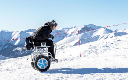 Wózek dla niepełnosprawnych świetnie radzi sobie na śniegu.