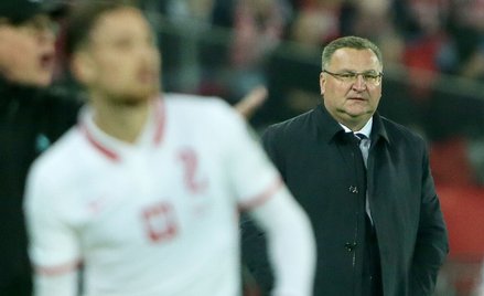 Selekcjoner reprezentacji Polski Czesław Michniewicz podczas meczu ze Szwecją