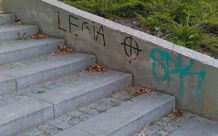 Takie napisy będą dziś usuwane w Warszawie, w Parku Szczęśliwickim.