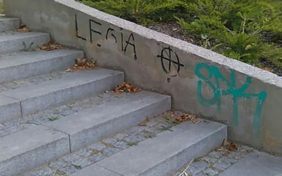 Takie napisy będą dziś usuwane w Warszawie, w Parku Szczęśliwickim.