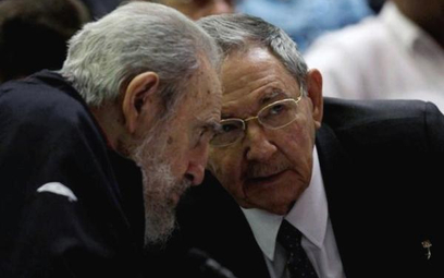 Bracia Fidel (z lewej) i Raul Castro przewodniczyli obradom parlamentu