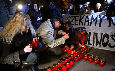 W rocznicę wprowadzenia stanu wojennego protestujący zapalają przed domem gen. Jaruzelskiego znicze.
