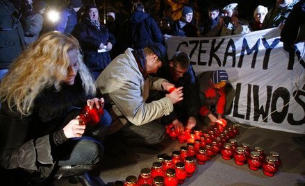 W rocznicę wprowadzenia stanu wojennego protestujący zapalają przed domem gen. Jaruzelskiego znicze.