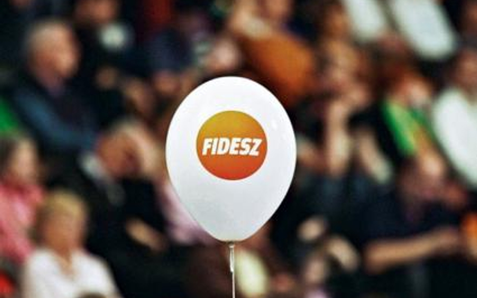 Węgrzy tak chętnie słuchają Fideszu (na zdjęciu wiec 8 kwietnia), że nie oczekują od niego specjalny