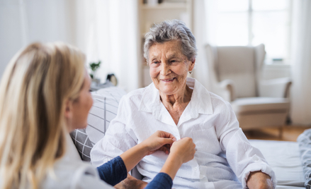 Bon senioralny na opiekę nad osobami 75+. Znamy szczegóły projektu