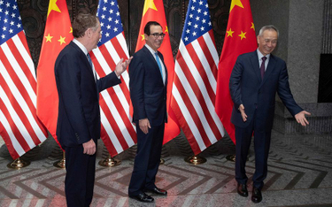 Szanghaj 31 lipca 2019 r. Chiński wicepremier Liu He (z prawej) wita amerykańskiego przedstawiciela 