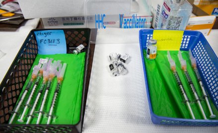 Dochodzenie w sprawie skażenia. Moderna kontynuuje produkcję